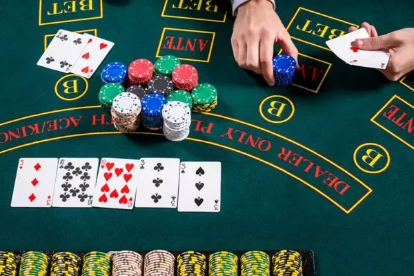 Poker là gì? Tìm hiểu các luật chơi cơ bản và chiến thuật nâng cao